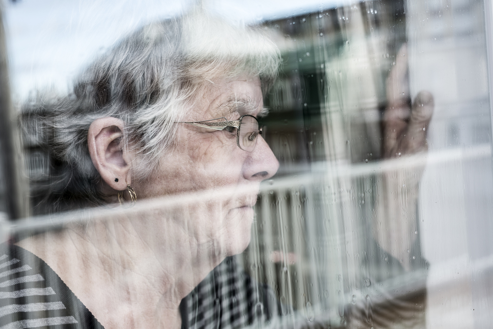 © Senior woman looking out through a window like depress - pololia - fotolia